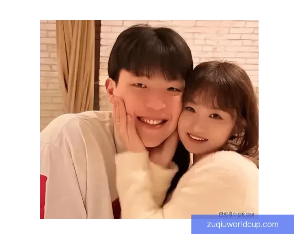 杨瀚森女友抱利拉德儿子转圈圈晒合影 幸遇你开心不已